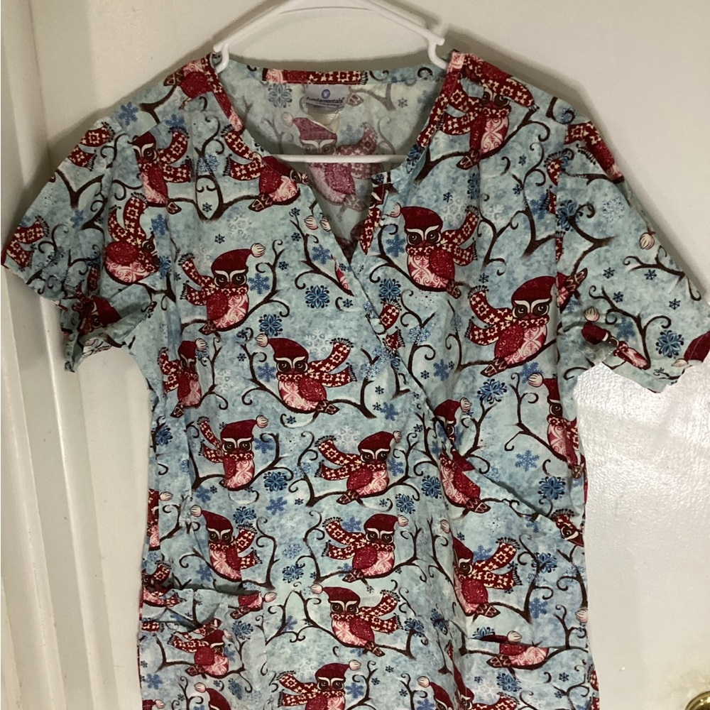 Fundamentals by White Swan Owl Pattern Scrub Top Size Medium